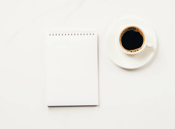 bloc-notes vierge pour la liste de to-do ou tasse de café objectifs sur un fond léger - checklist construction personal organizer page photos et images de collection