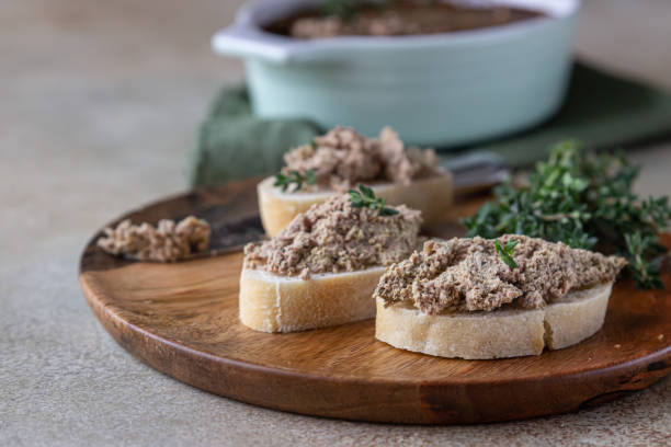 ciabatta con patè di fegato di pollo o tacchino con timo, sfondo di cemento. - sandwich turkey lunch table foto e immagini stock