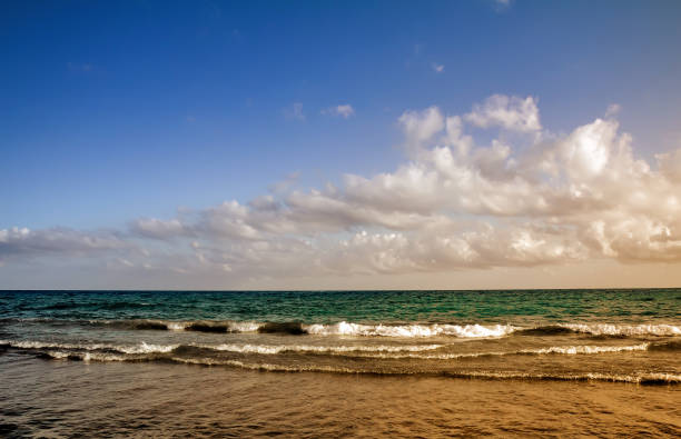 paysage avec vue sur la mer le soir. - reflection tranquil scene photography blue photos et images de collection