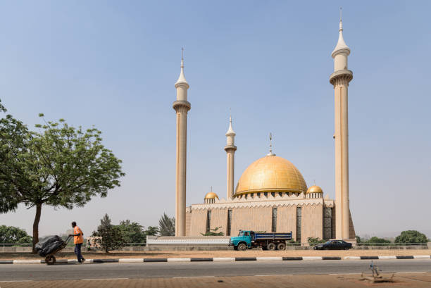 national mosque landmark, abuja, nigeria - nigeria africa abuja landscape imagens e fotografias de stock