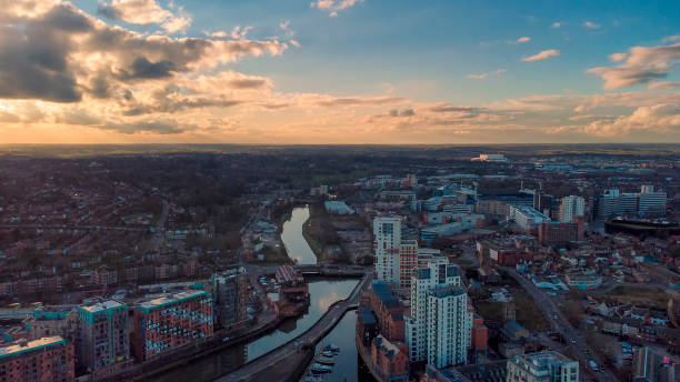 zdjęcie lotnicze wet dock w ipswich, suffolk, wielka brytania o zachodzie słońca - ipswich zdjęcia i obrazy z banku zdjęć