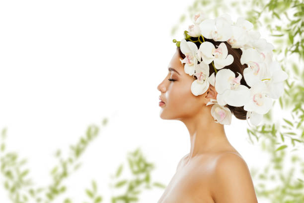kvinna skönhet blommor hår stil. frisk slät hud och hälsosamt hår naturvård. ekologisk grön lämnar vit orkidébehandling - blomkrona bildbanksfoton och bilder