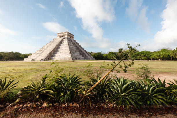 temprano por la mañana en chichén itzá, sitio maya en la península de yucatán, méxico - mexico the americas ancient past fotografías e imágenes de stock