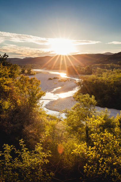 エリュー川の夕日、サンローラン・デュ・パプ、アルデシュ、フランス - ardeche france landscape nature ストックフォトと画像
