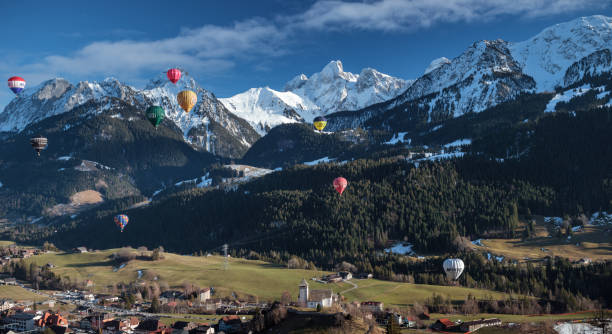 festival delle mongolfiere a chã¢teau-d'oex, svizzera - european alps switzerland glacier high angle view foto e immagini stock