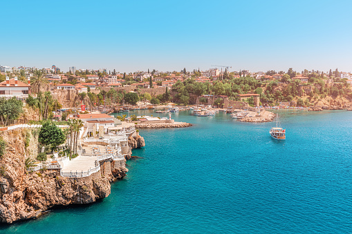 Idílica vista paisajística de la antigua ciudad de Antalya y la bahía con el puerto y los yates. Popular complejo turístico turco y Riviera photo