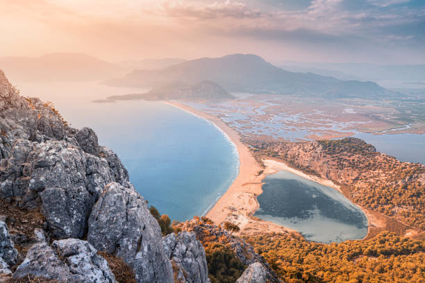 malerische luft paniramic blick vom berg bozburun zum strand iztuzu und dem dalyan flussdelta sowie see sulungur bei sonnenuntergang. majestätische herbstlandschaft. entdecken sie naturwunder der türkei - provinz mugla stock-fotos und bilder