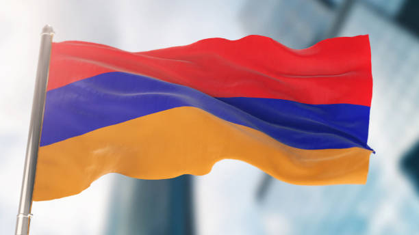 deodaklanmış şehir binalarına karşı ermenistan ulusal bayrağı - ermeni bayrağı stok fotoğraflar ve resimler
