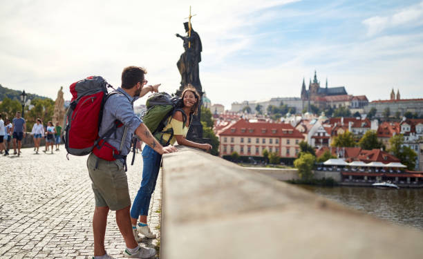 glückliches touristenpaar, das ein selfie macht; lifestyle für reisende - beautiful horizontal prague czech republic stock-fotos und bilder