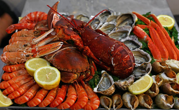 duży półmisek z zimnymi i surowymi owocami morza do akcji - prepared shrimp prawn seafood salad zdjęcia i obrazy z banku zdjęć