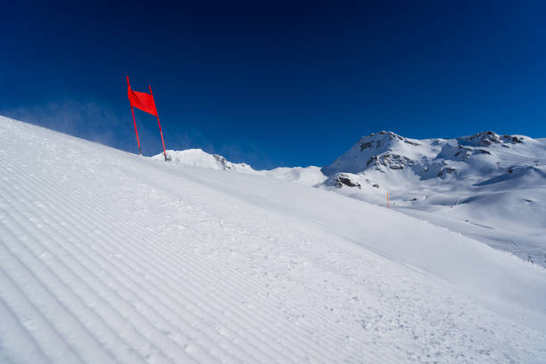 leere skirennbahn - ski track stock-fotos und bilder