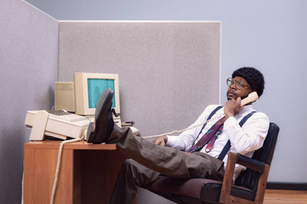 trabajador de oficina retro en la estación de trabajo de computadoras cubicle - cubicle using computer computer office fotografías e imágenes de stock