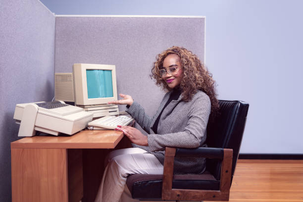 trabajador de oficina retro en la estación de trabajo de computadoras cubicle - cubicle using computer computer office fotografías e imágenes de stock