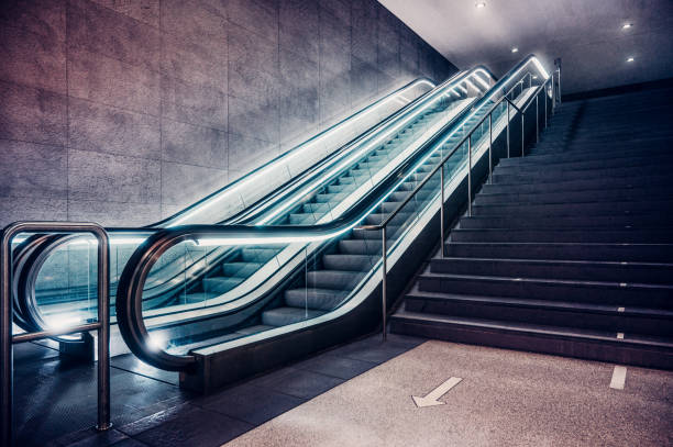 эскалатор, метростанция - railroad station escalator staircase steps стоковые фото и изображения