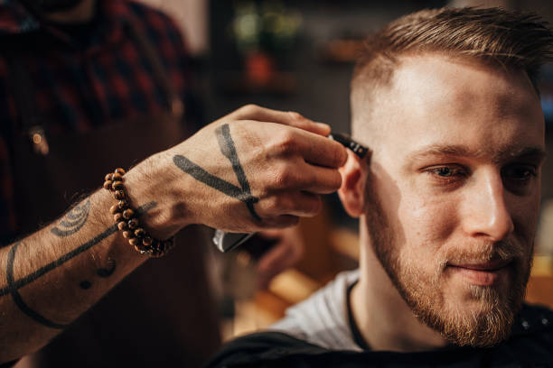 理髪店でのクライアントの男性理髪店切断のわき - sideburn ストックフォトと画像