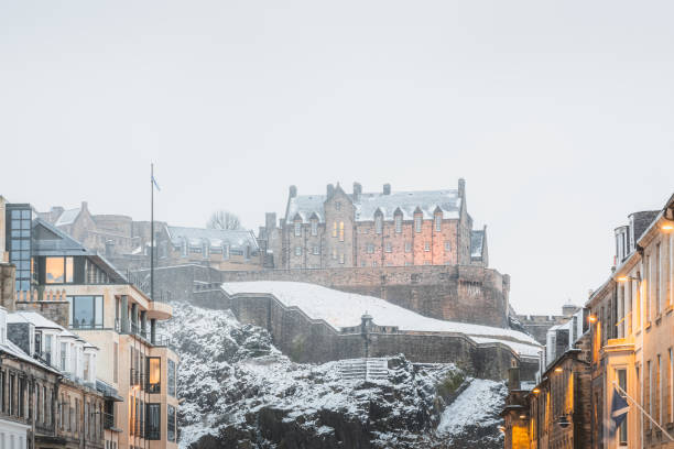 Edinburgh Castle Snowstorm, Scotland Edinburgh Castle as seen from Castle Street in New Town during a winter snowstorm in the city centre of Edinburgh, Scotland. midlothian scotland stock pictures, royalty-free photos & images