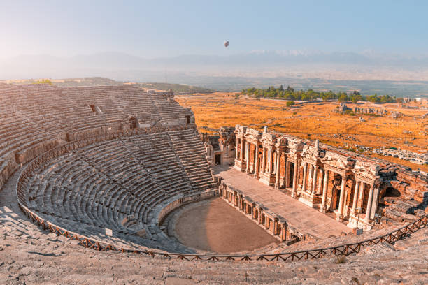 starożytny grecki amfiteatr w mieście hierapolis w pobliżu pamukkale w turcji. cuda i atrakcje turystyczne. balon na gorące powietrze na porannym niebie - hierapolis zdjęcia i obrazy z banku zdjęć