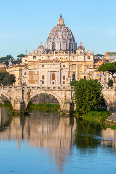 most aelian (ponte sant'angelo) przez tyber, prowadzący do castel sant'angelo, rzym, włochy - aelian bridge zdjęcia i obrazy z banku zdjęć