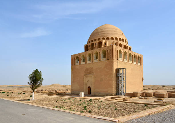 mausoleo del sultano sanjar, rovine dell'antica merv, regione di maria, turkmenistan - deserto del karakum immagine foto e immagini stock