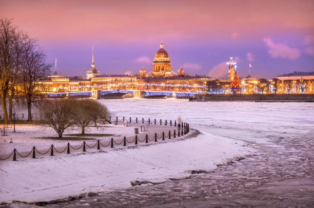 katedra izaaka, most pałacowy, kolumna rostralna na strelce w petersburgu - russia church composition st petersburg zdjęcia i obrazy z banku zdjęć