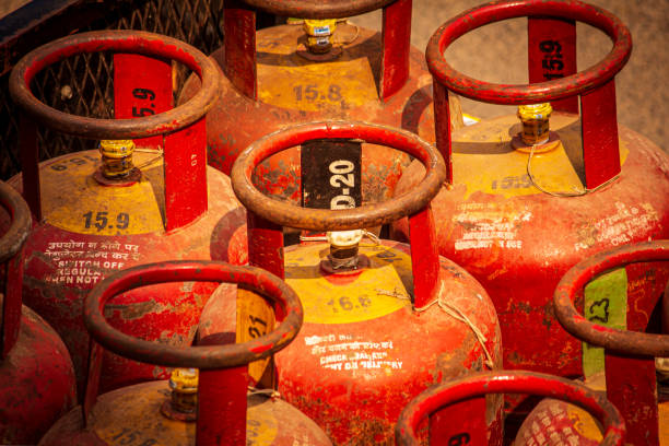 cilindros de gas lpg para distribución doméstica en un camión. gas de glp utilizado para la cocina doméstica - lpg fotografías e imágenes de stock