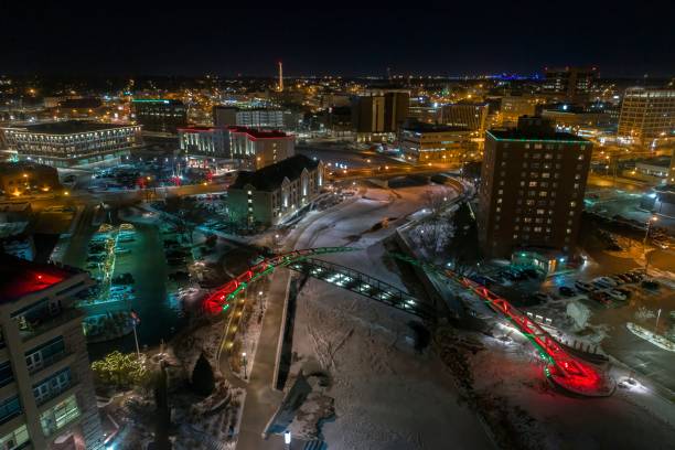 スーフォールズの空中写真、サウスダコタ州、夕暮れ時のクリスマスライト付き - sunrise city of sunrise street road ストックフォトと画像