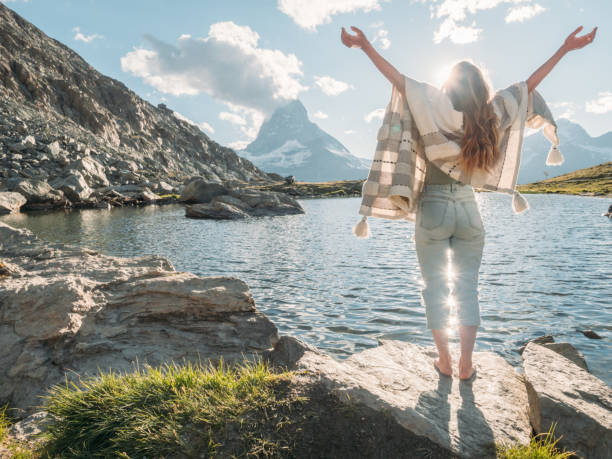 frau erkundet freiheit in der natur - work life balance stock-fotos und bilder