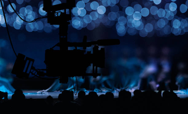 camera on a crane in front of television stage and live audience - filmando com guindaste imagens e fotografias de stock