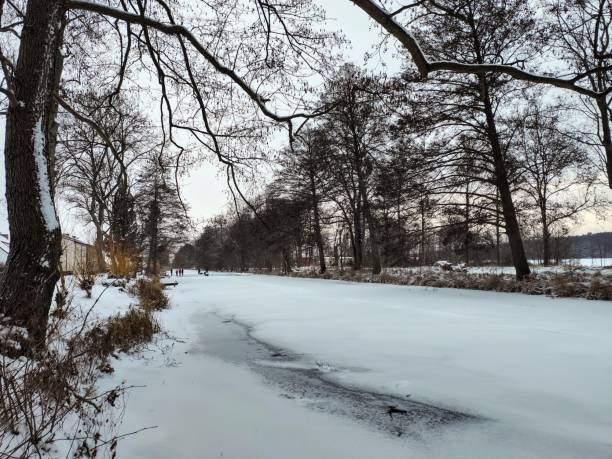 istock Winter at Finow canal in Zerpenschleuse 1301277078