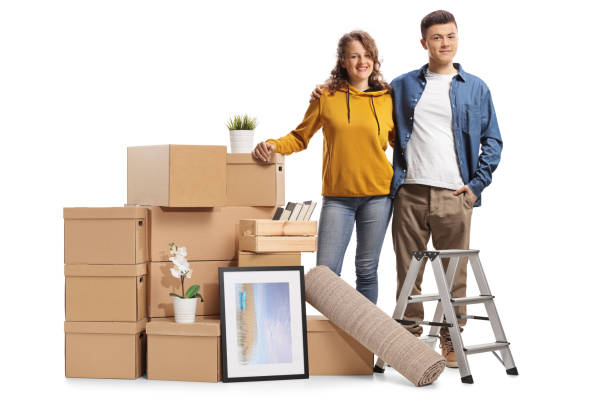 家の取り外しのためのパックされた段ボール箱の山でポーズをとる若いカップル - couple indoors studio shot horizontal ストックフォトと画像