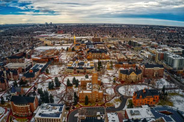 vista aérea de uma universidade em denver, colorado durante as férias de inverno - university of colorado - fotografias e filmes do acervo