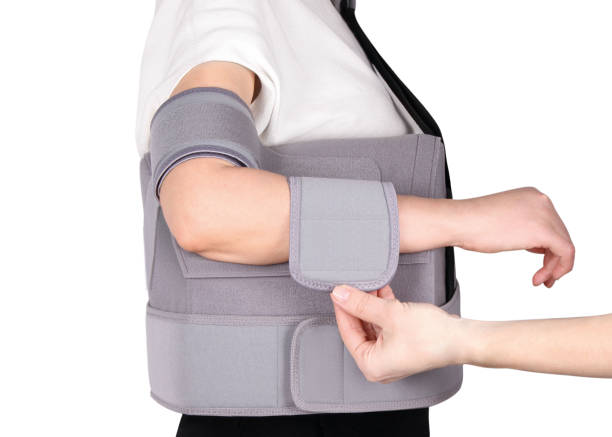 Shoulder Joint Brace. Orthopedic Arm Elbow Stabilizer with abduction pad. Bandage on the shoulder joint with additional fixation. Supports and Immobilizers. Orthopedic medical Braces. Shoulder injury. brace de la articulación del hombro. estabilizador de codo de brazo ortopédico con almohadilla de abducción. vendaje en la articulación del hombro con fijación adicional. soportes e inmovilizadores. braces médicos ortopédicos. lesión en el hombro.