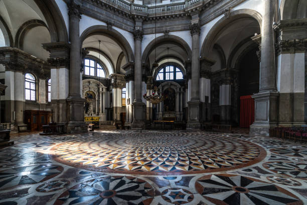 das innere von santa maria della salute, einer der meistbesuchten kirchen in venedig, italien - cathedral italy venice italy inside of stock-fotos und bilder