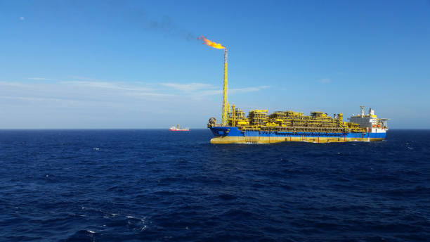 produzione, stoccaggio e scarico galleggianti. (fpso). - floating oil production platform foto e immagini stock