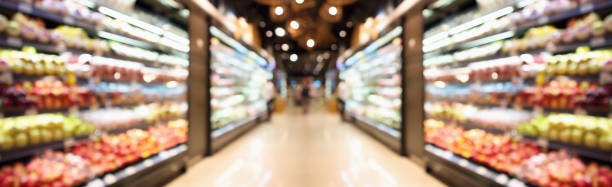 grocery store shelves with fruits and vegetables blurred background - supermarket imagens e fotografias de stock