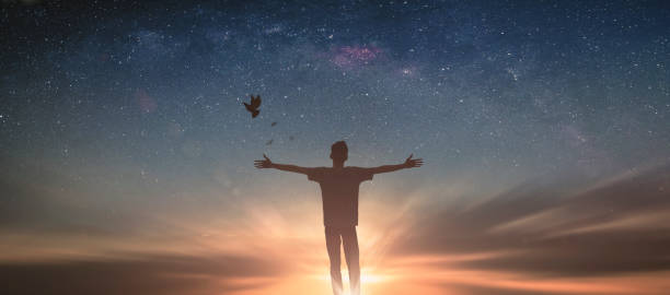 Happy man thinking felling ambitious empowerment energy vision on moutain background. Christian prayer love freedom worship praise God. Strength courage self confidence good for yourself concept 2021 hombre feliz pensando en talar ambiciosa visión energética de empoderamiento sobre el fondo de moutain. la oración cristiana ama la adoración a la libertad alabando a dios. fuerza coraje confianza en sí mismo bueno para usted concepto 2021