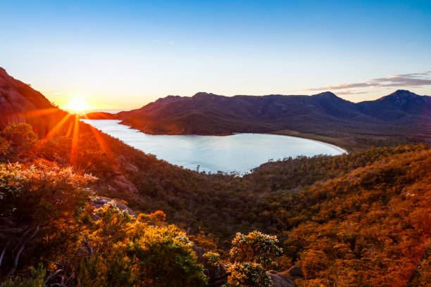 alba al belvedere di wineglass bay, freycinet national park - freycinet national park foto e immagini stock