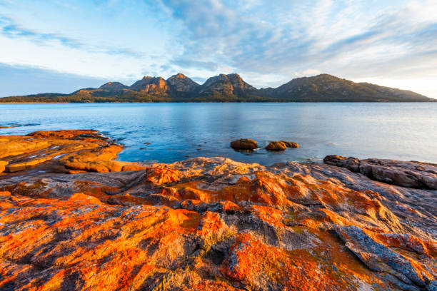 vista al tramonto di the hazards da coles bay - freycinet national park foto e immagini stock