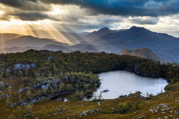 dawn rayos de luz sobre el área de conservación granite tor mirando sobre el lago herbert desde la cima del monte farrell. - 46334 fotografías e imágenes de stock