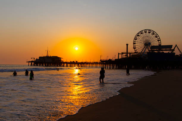 산타 모니카 부두의 흐릿한 일몰과 실루엣 - southern california beach santa monica pier sunset 뉴스 사진 이미지