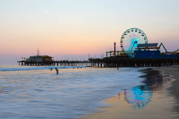 langsamer verschlusssonnenuntergang, während der wildbrandsaison 2020, des santa monica pier am santa monica state beach in santa monica, ca - santa monica city of los angeles los angeles county santa monica pier stock-fotos und bilder