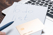 bild-eines-notebooks-und-einer-bankkarte-die-auf-einem-laptop-liegen-einkaufsplanungskonzept.jpg?b=1&s=170x170&k=20&c=_BOeh3WEUFHxTRiyCyyVswOp1-MnOAwNINzVrhbXS3o=