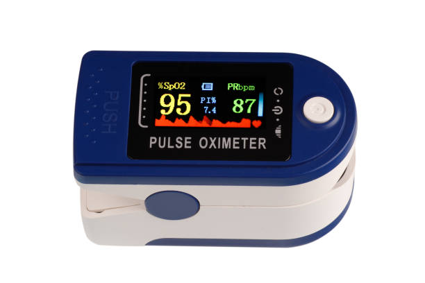 백색 배경에 혈액에 있는 산소의 양을 측정하기 위한 펄스 옥시미터 장치 - 산소 포화도 측정기 뉴스 사진 이미지