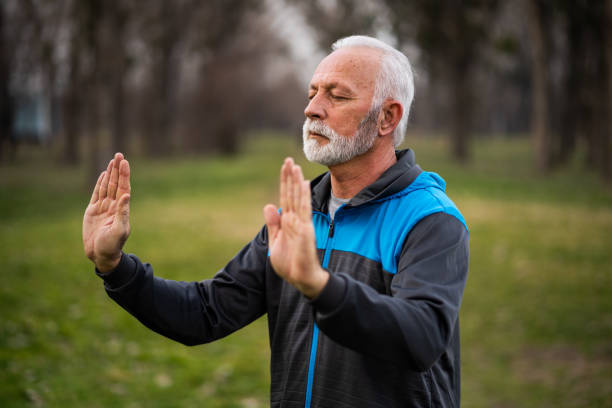 senior actif - tai chi photos et images de collection