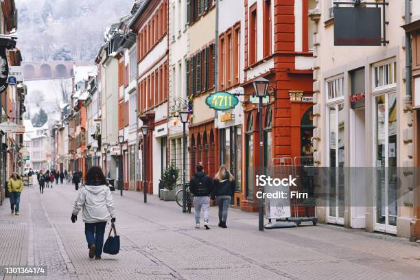 Heidelberg Germania Centro Storico Della Città Nella Fredda Giornata Invernale Con Poche Persone Che Passeggiano Per La Strada Dello Shopping - Fotografie stock e altre immagini di Affari