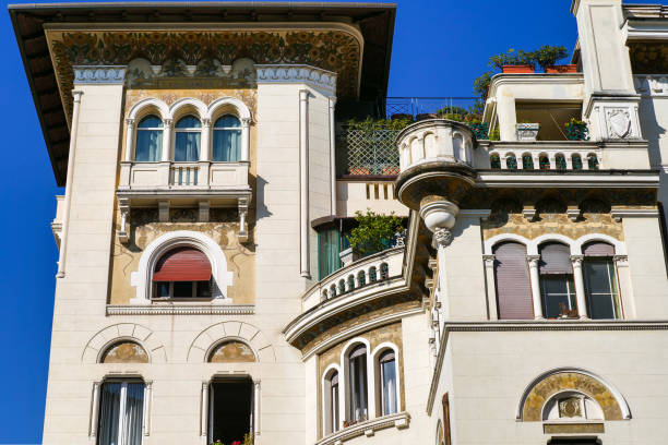 budynek w stylu retro w eleganckiej alei dzielnicy prati w centrum rzymu - balcony rome window ornate zdjęcia i obrazy z banku zdjęć