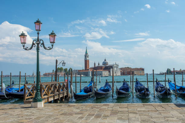 discovery of the city of venice and its small canals and romantic alleys - venice italy italy gondola rialto bridge imagens e fotografias de stock