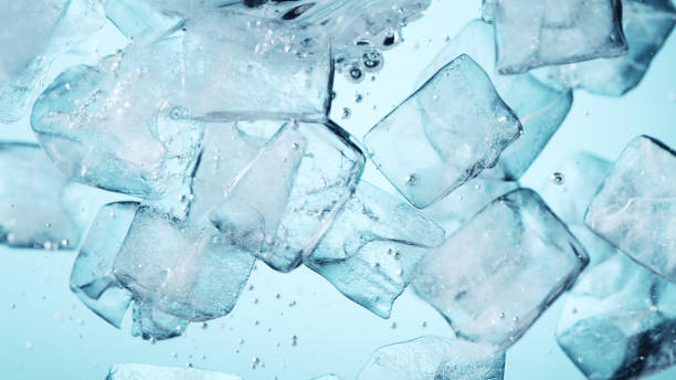 detalle del agua giratoria con cubitos de hielo - water flowing water pouring ice fotografías e imágenes de stock