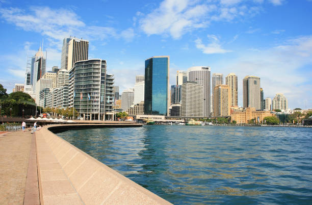 sydney circular quay am klaren tag mit blauem himmel - sydney australia the rocks australia architectural styles stock-fotos und bilder