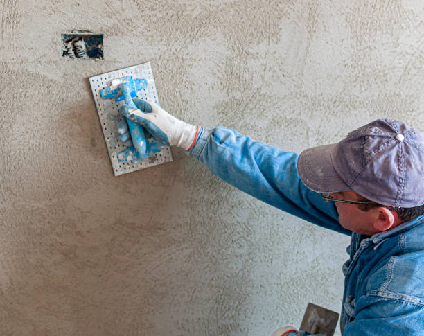 operaio intonaco strumento intonaco marmo su intonaco interno ruvido - stucco foto e immagini stock